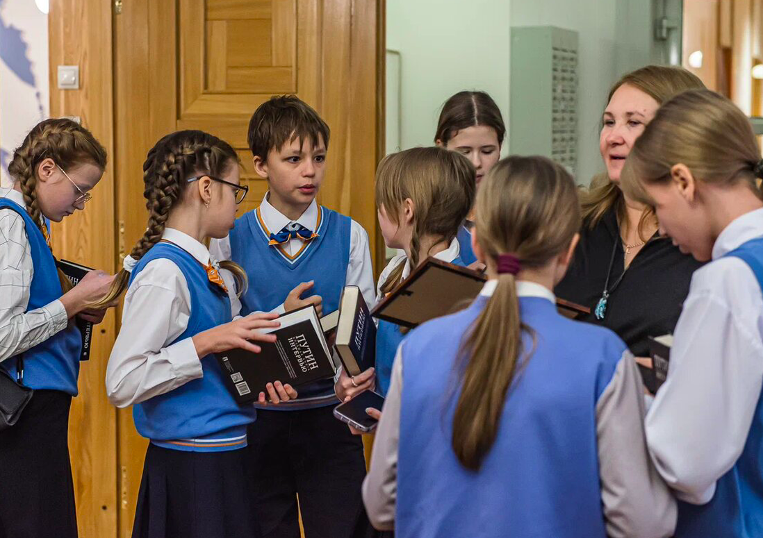 Фото В Новосибирске школьникам вручили книги с заявлениями Путина об атаке дронов и ситуации на Украине 4 - Сиб.ФМ Фото В Новосибирске школьникам вручили книги с заявлениями Путина об атаке дронов и ситуации на Украине 4